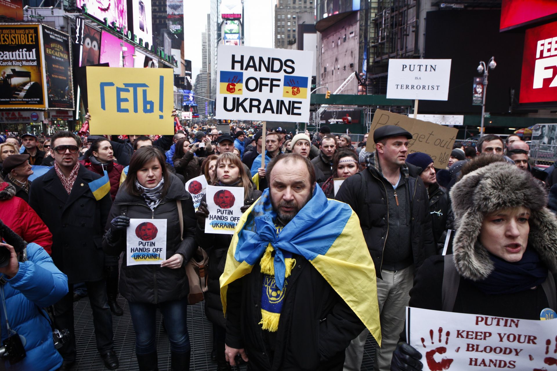Протест пред руското консулство срещу руската военна интервенция в Крим на 2 март 2014 г. в Ню Йорк