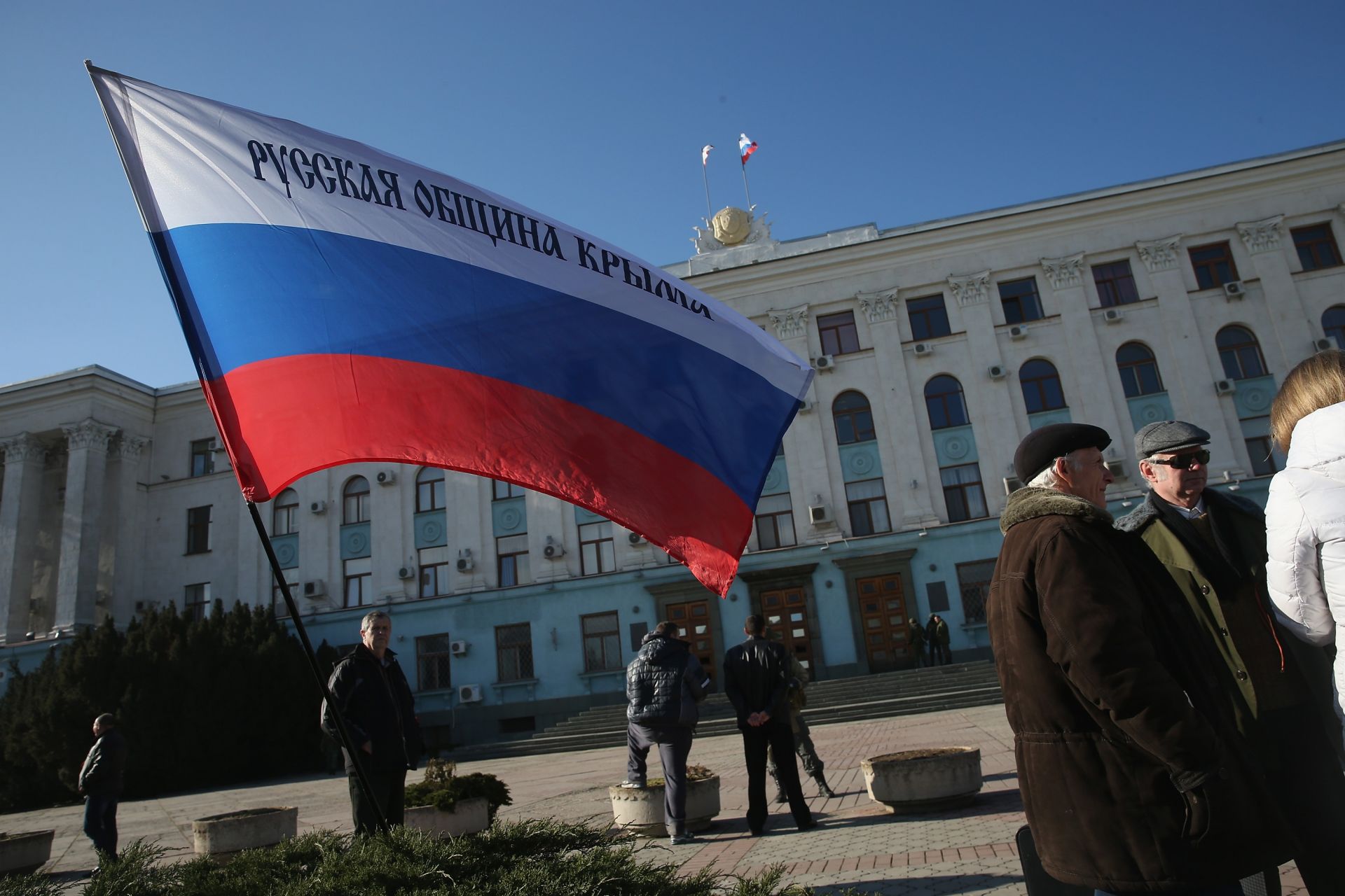 Руски флаг лети над сградата на парламента на Кримската република на 3 март 2014 г. в Симферопол