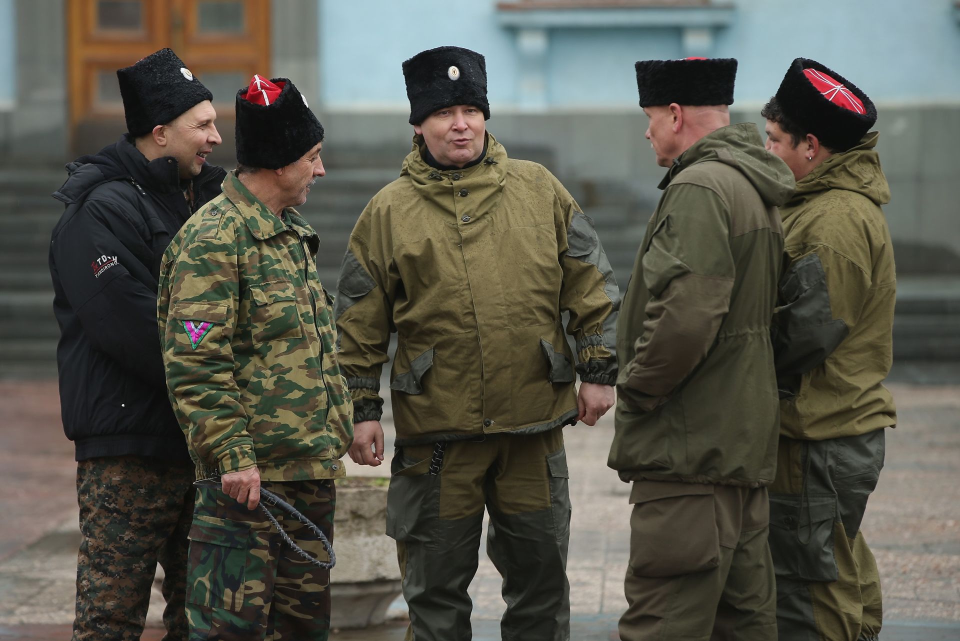 КРИМ, 7 март: Руските казаци, някои от които тежко въоръжени, поемат охрана на пътни пунктове, гранични пунктове и други ключови съоръжения, които преди това са били охранявани от местни проруски бойци в Крим през последните дни
