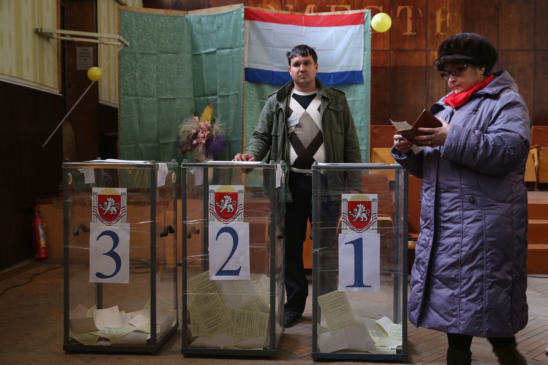 КРИМ, 16 март 2014 г.: Кримчани гласуват дали полуостровът ще се отдели от континентална Украйна