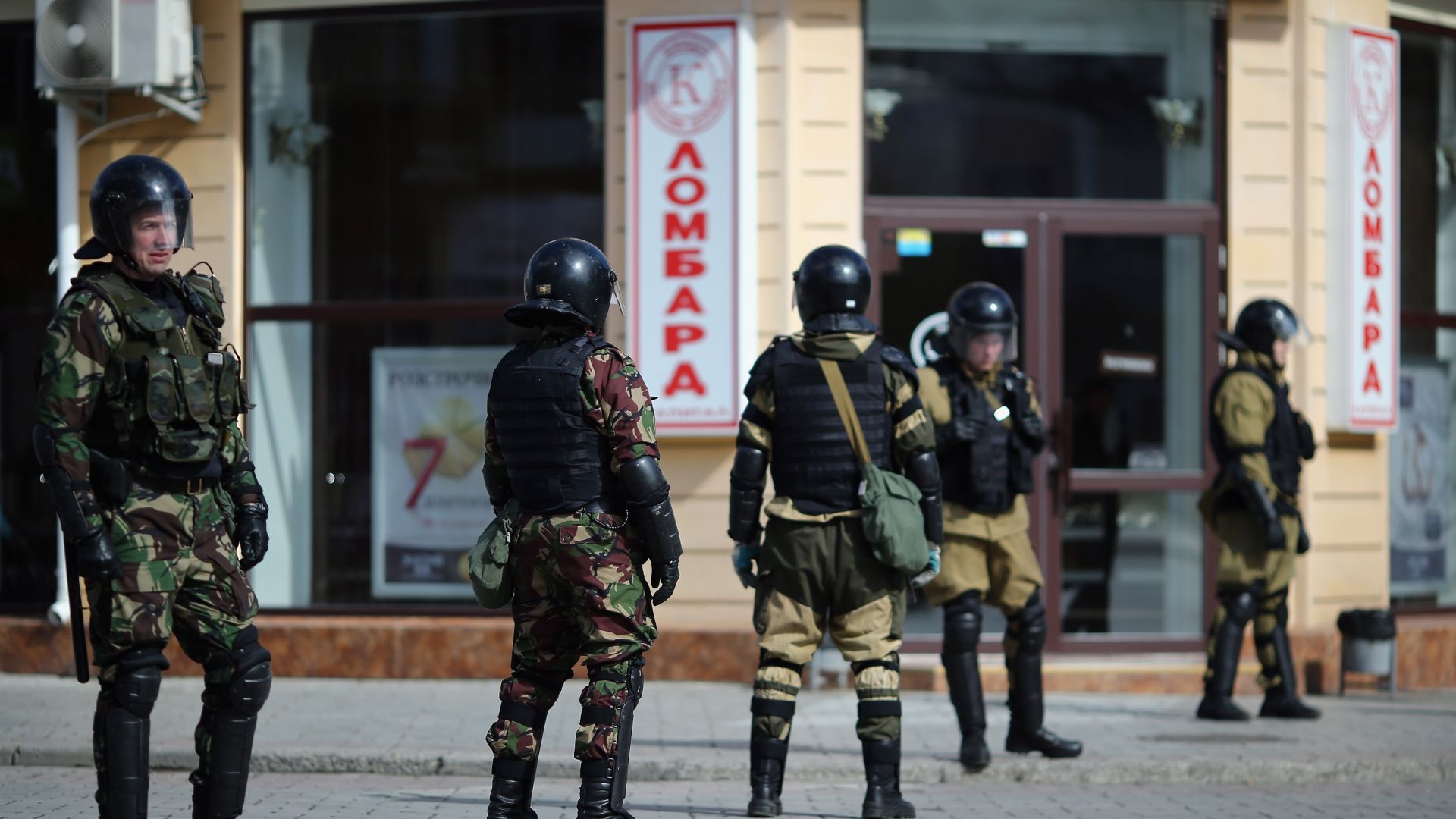Служителите на руските правоохранителни органи блокираха частен дом в град