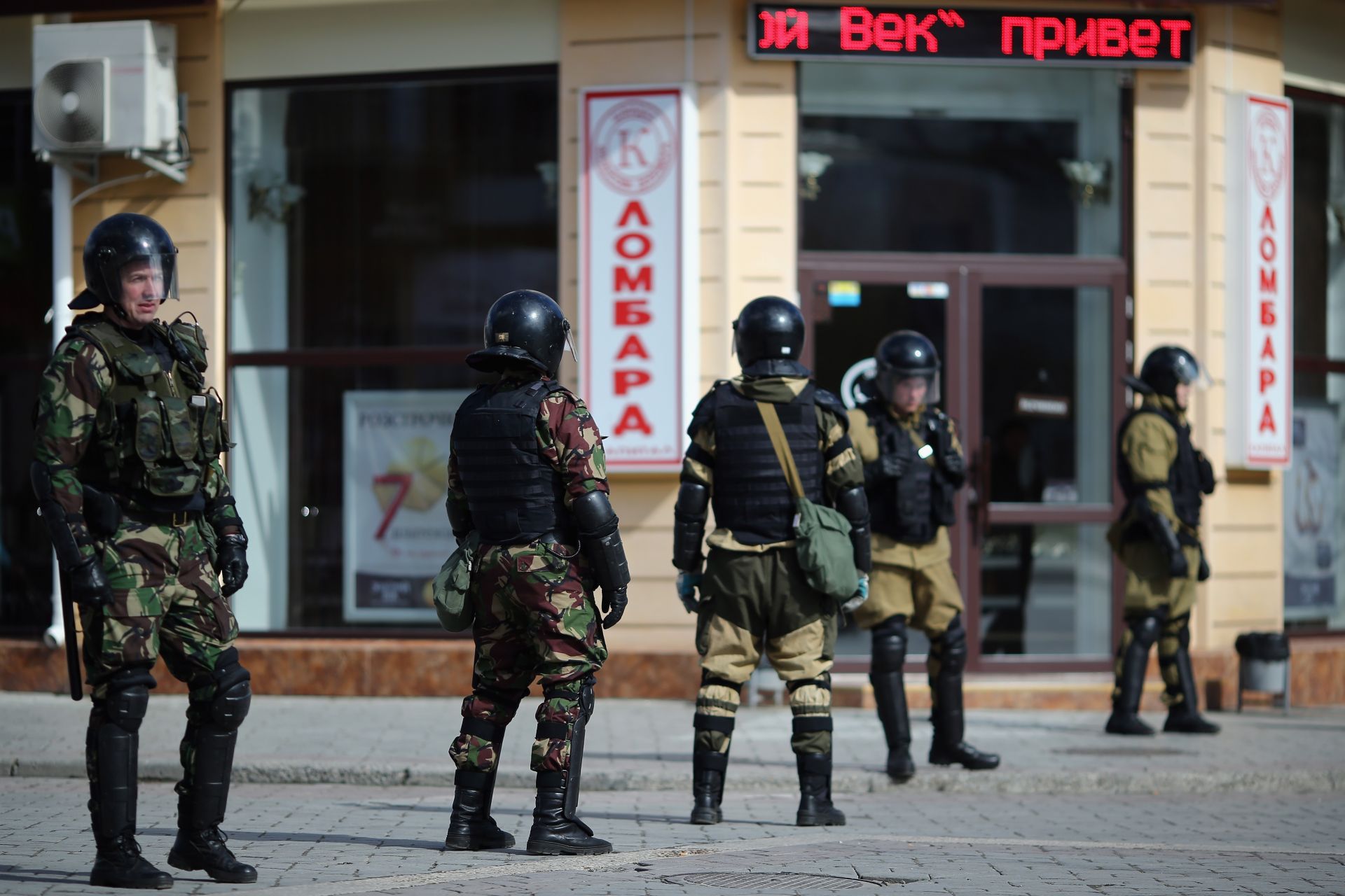 Руската полицейска полиция стои в центъра на Симферопол на 17 март 2014 г. в Симферопол