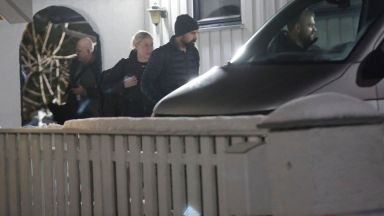 Разследват половинката на норвежки министър в умишлен палеж на колата им