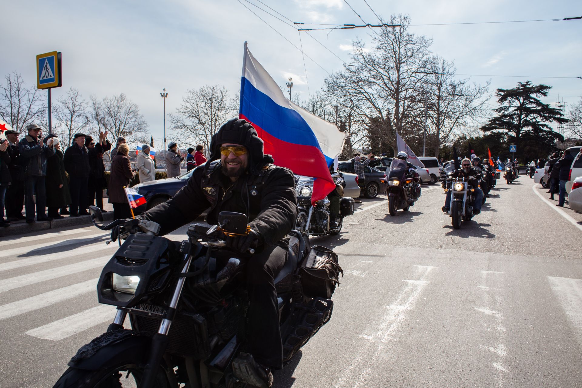 Александър Залдостанов води "Нощните вълци", наричани от медиите "рокерите на Путин", в автомобилен митинг, когато кримчани празнуват първата годишнина от референдума на 16 март, 2015 г. в Севастопол