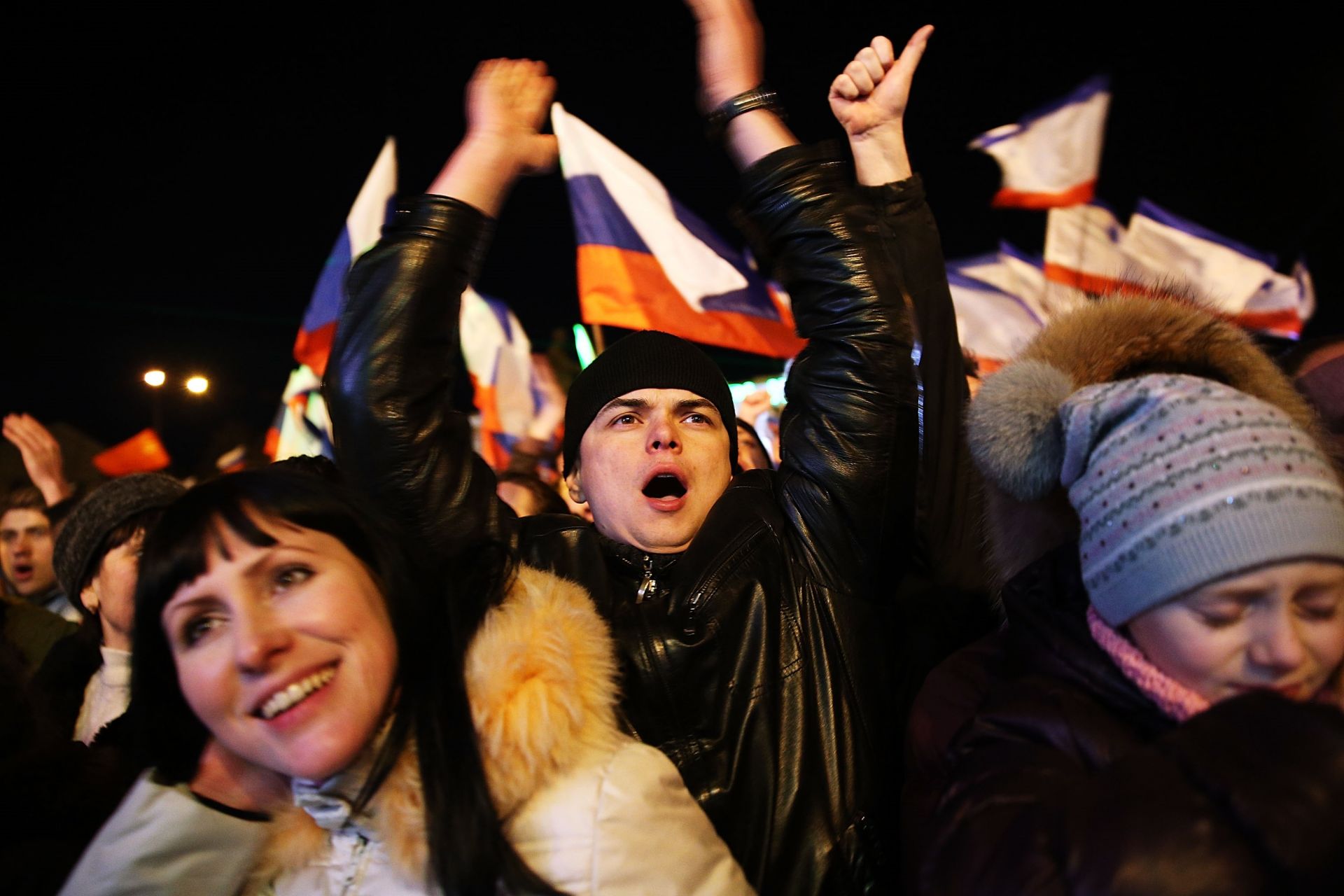 Хората на площад "Ленин" посещават про руски митинг след ден на гласуване на 16 март 2014 г. в Симферопол