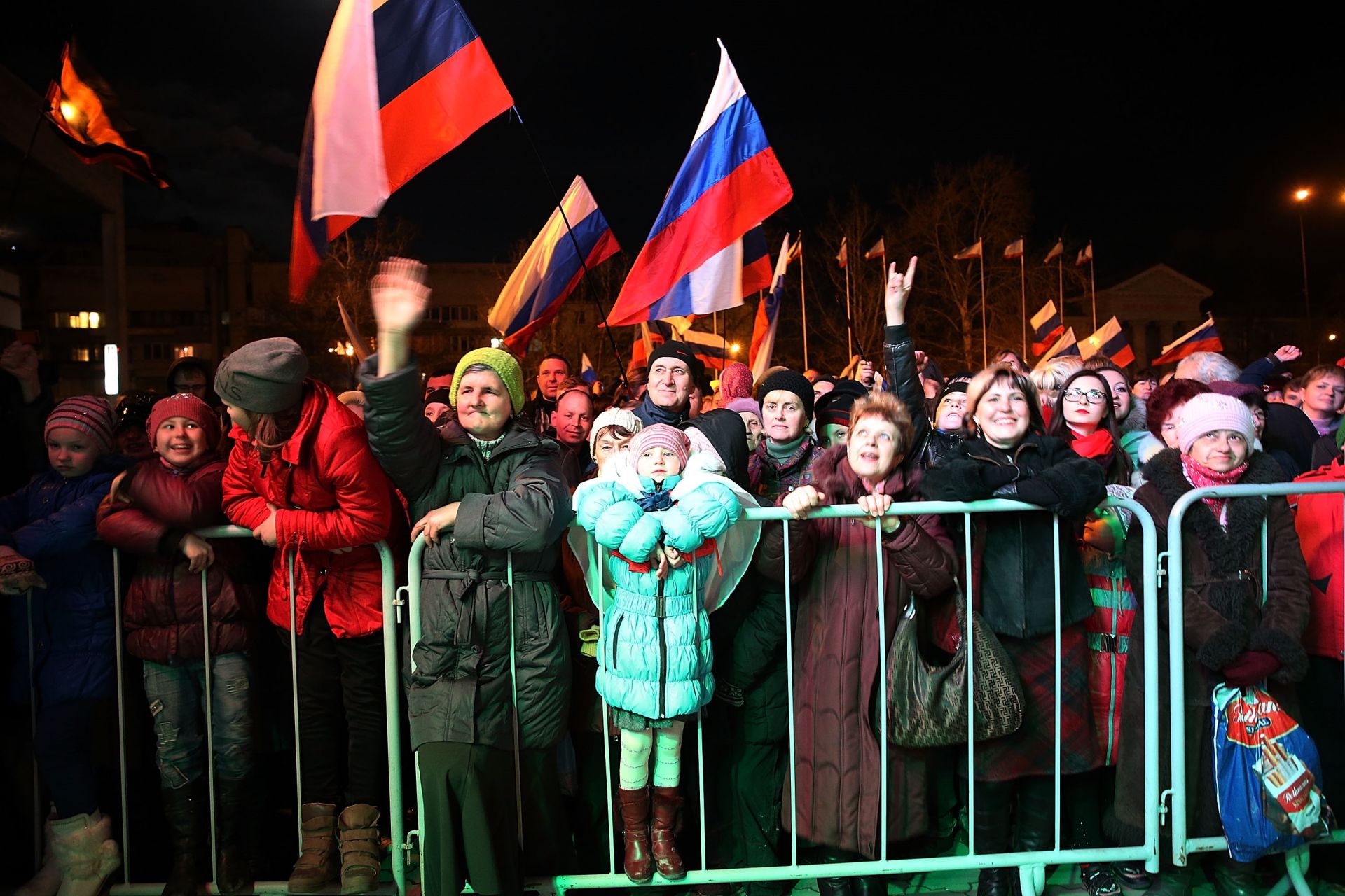 Хората на площад "Ленин" посещават про руски митинг след ден на гласуване на 16 март 2014 г. в Симферопол