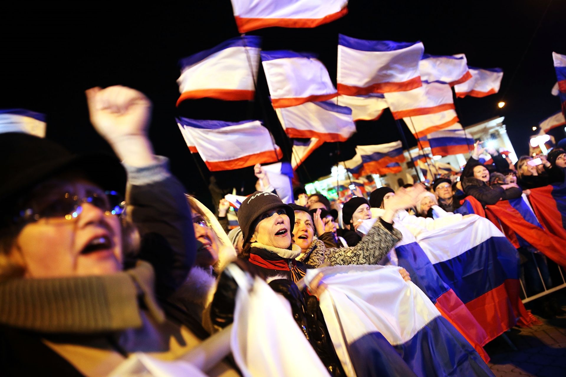 Хората на площад "Ленин" посещават про руски митинг след ден на гласуване на 16 март 2014 г. в Симферопол