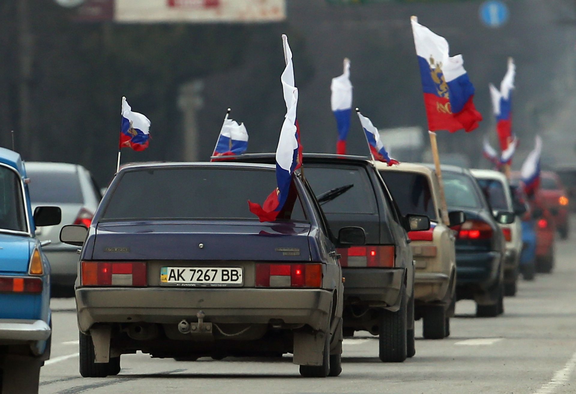 Колона от коли с руски знамена влиза в града на 9 март 2014 г. в Симферопол