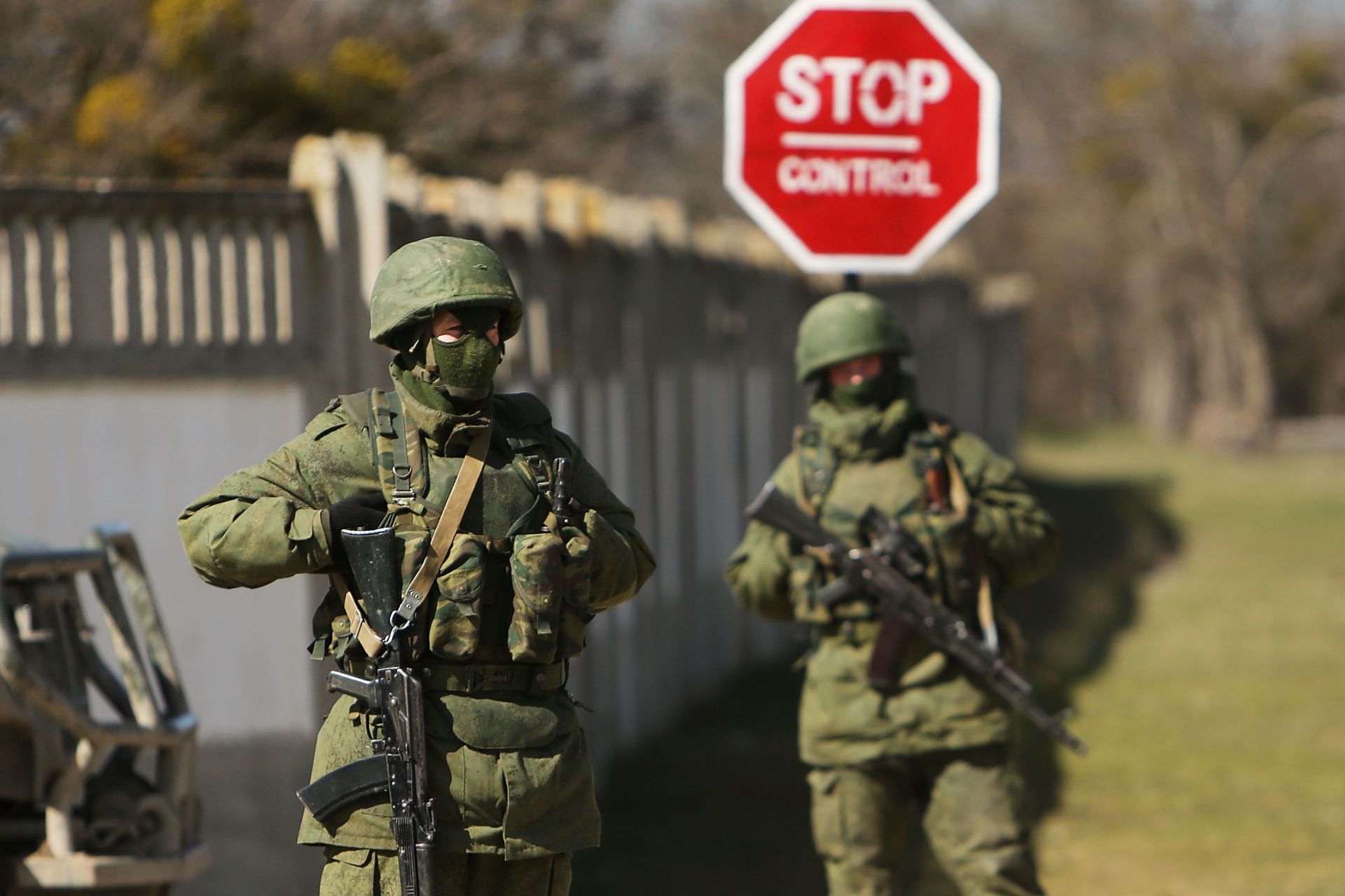 Въоръжени войници, без да идентифицират емблеми, пазят охрана пред украинска военна база в град Перевевален близо до Кримския град Симферопол на 17 март 2014 г