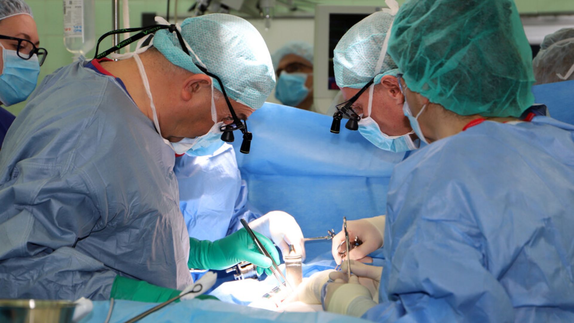 Смесен екип от хирурзи и анестезиолози на Военномедицинска академия ВМА