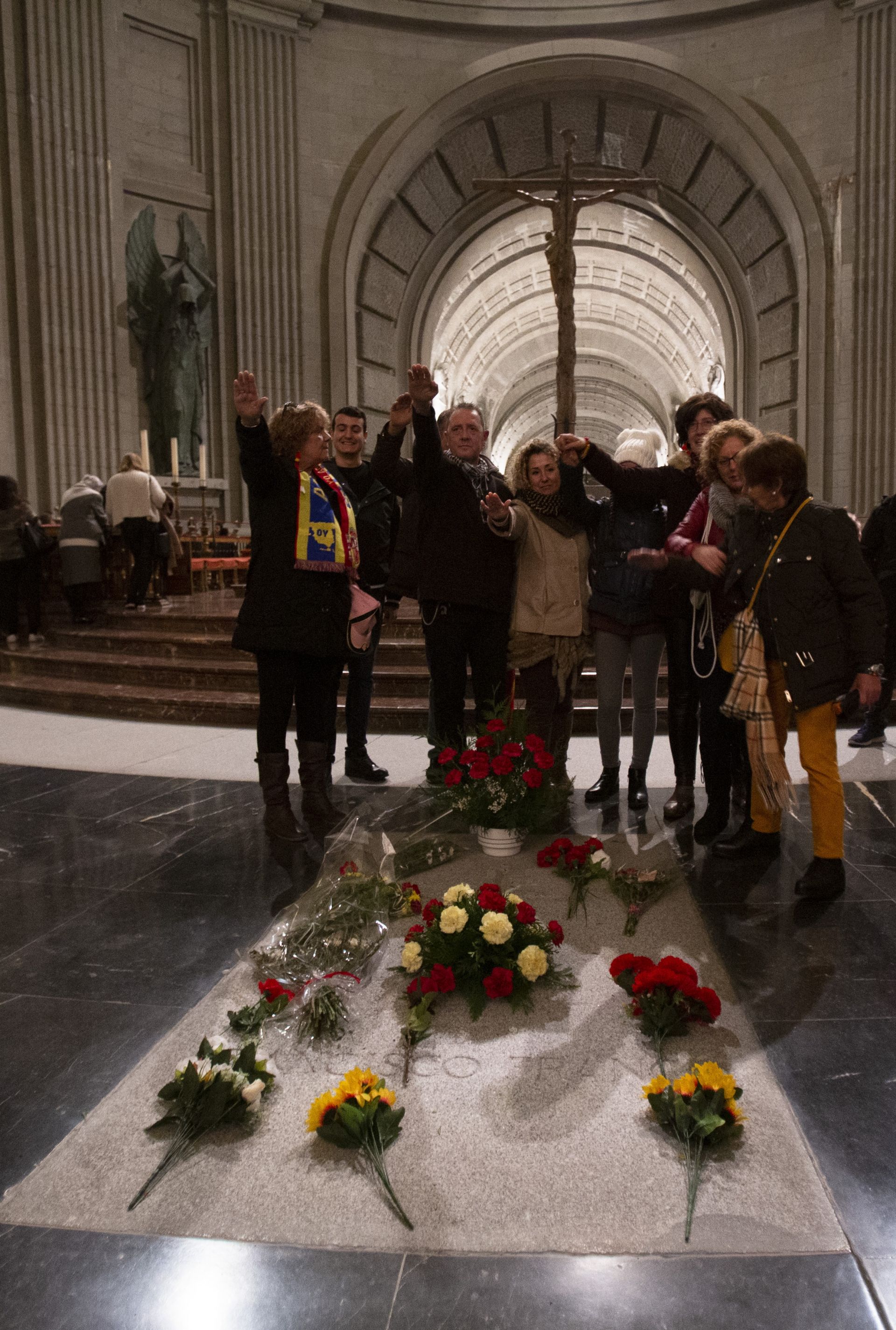 Посетителите позират за снимка като правят фашистки поздрав пред гробницата на диктатора Франсиско Франко в мавзолея