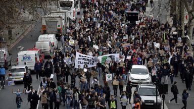 Ученици от 100 страни на протест в защита на климата