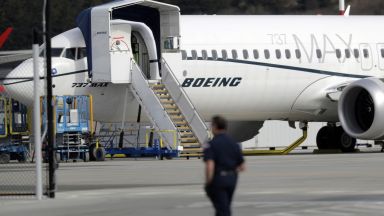 Полетите на Боинг 737 МАКС засега остават под запор