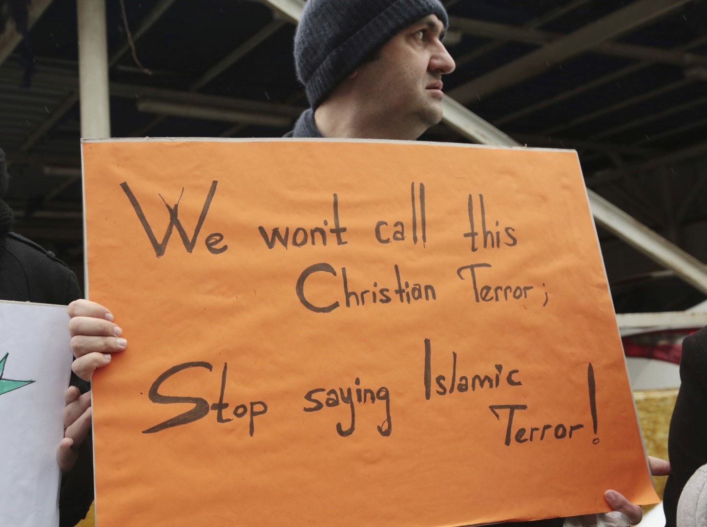 В Анкара мъж държи плакат, на който на английски пише: "Няма да наречем това християнски терор. Спрете да говорите за ислямски терор!". 