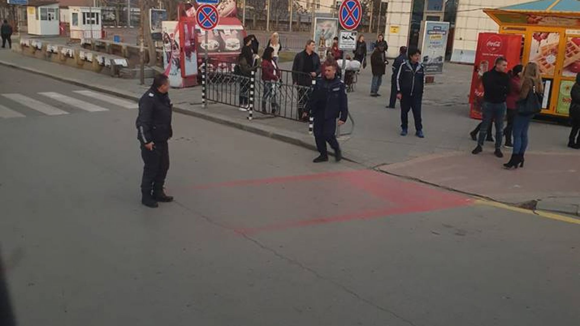 Централна жп гара и автогарата в София са евакуирани заради