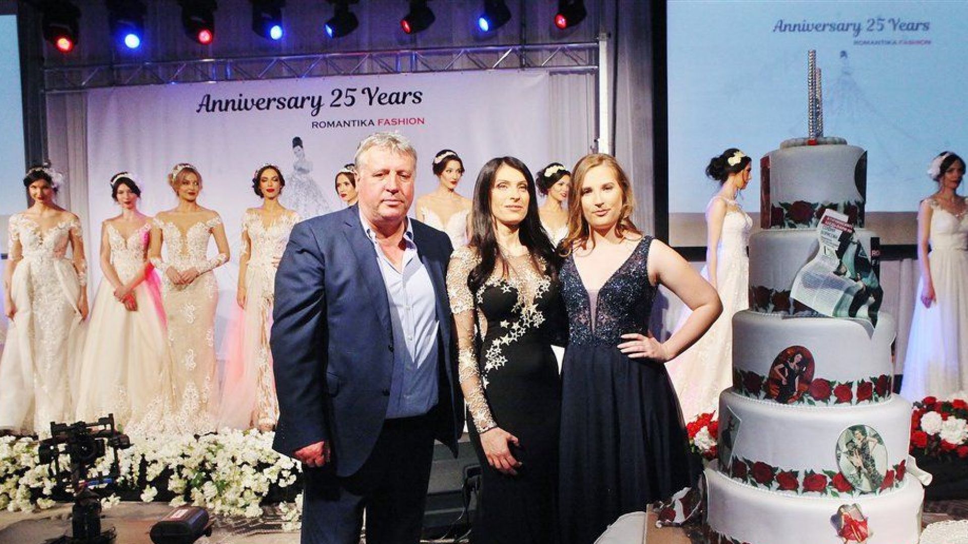София Борисова със съпруга си Валери и дъщеря си Доротея на "25 години Романтика фешън"