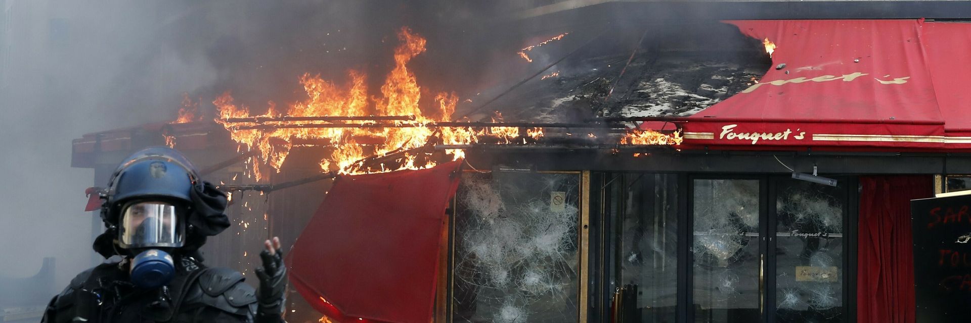 "Жълтите жилетки" опожариха бутици и опустошиха "Шан-з-Елизе" (видео+снимки)