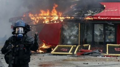 Сменят шефа на парижката полиция, край на протестите на "Шан-з-Елизе"