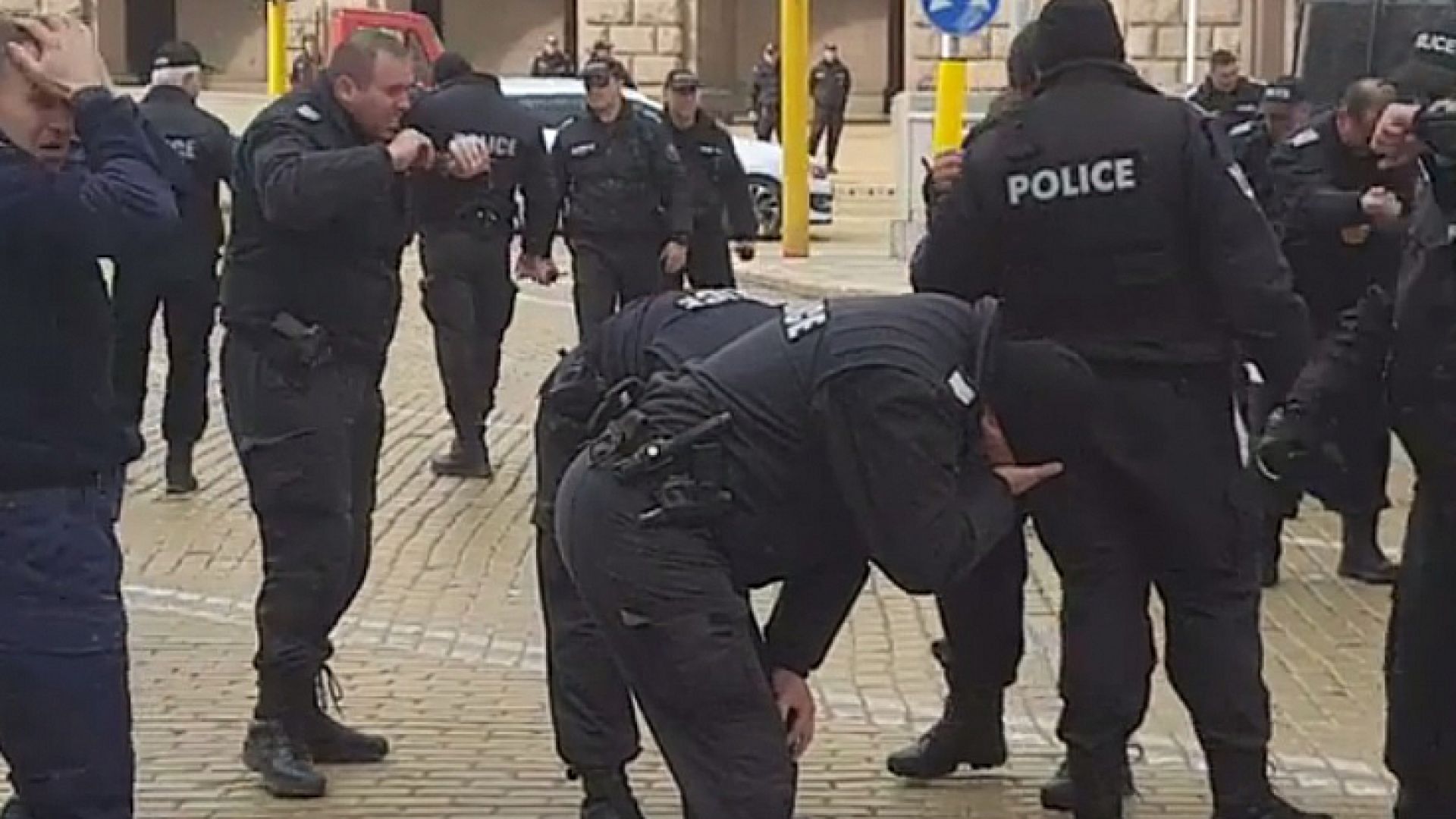 Протестът срещу политическата система причини напрежение в центъра на София