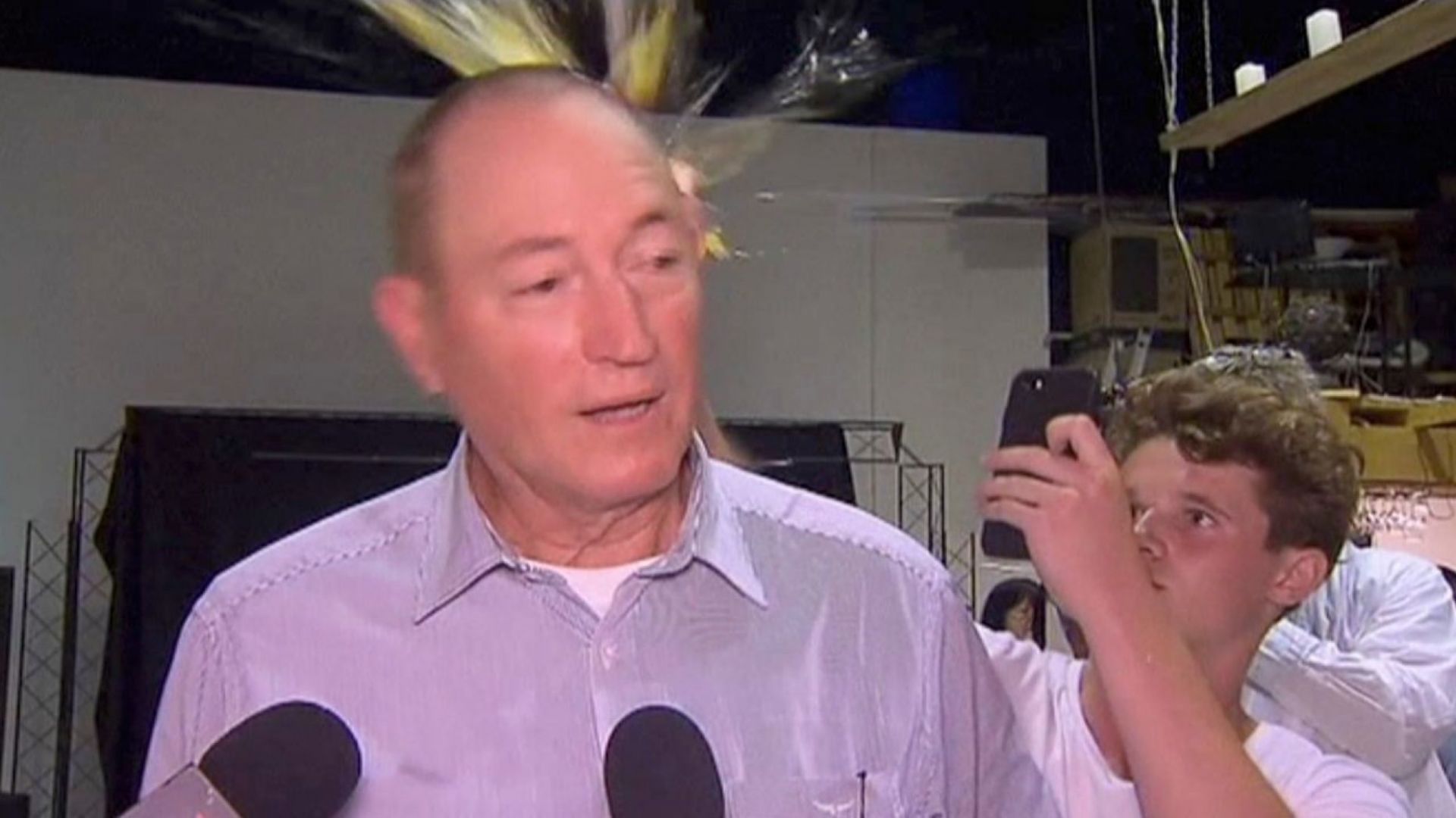 Австралийски сенатор се сби с тийнейджър, който счупи яйце на главата му в тв ефир (видео)