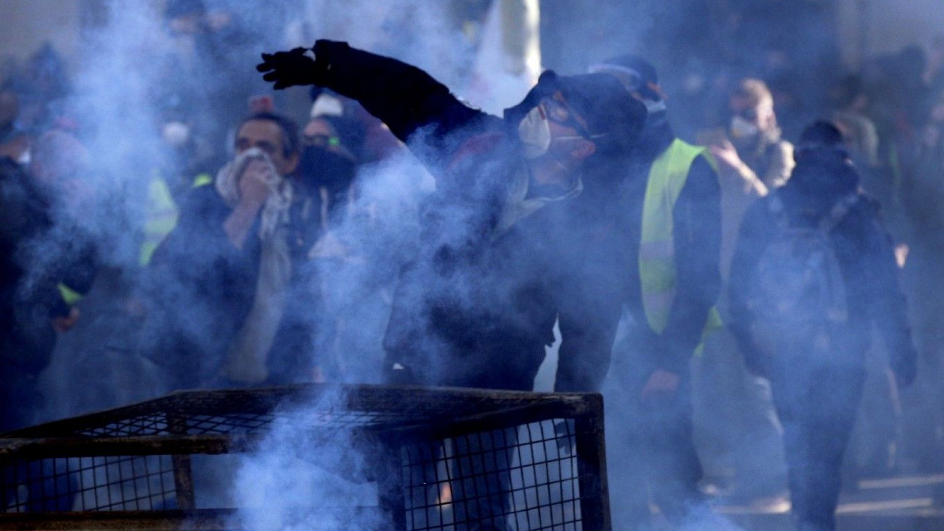 Френският президент Еманюел Макрон остро осъди насилието при протестите на