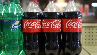 Как Coca-Cola допринася за глобалния проблем с пластмасата