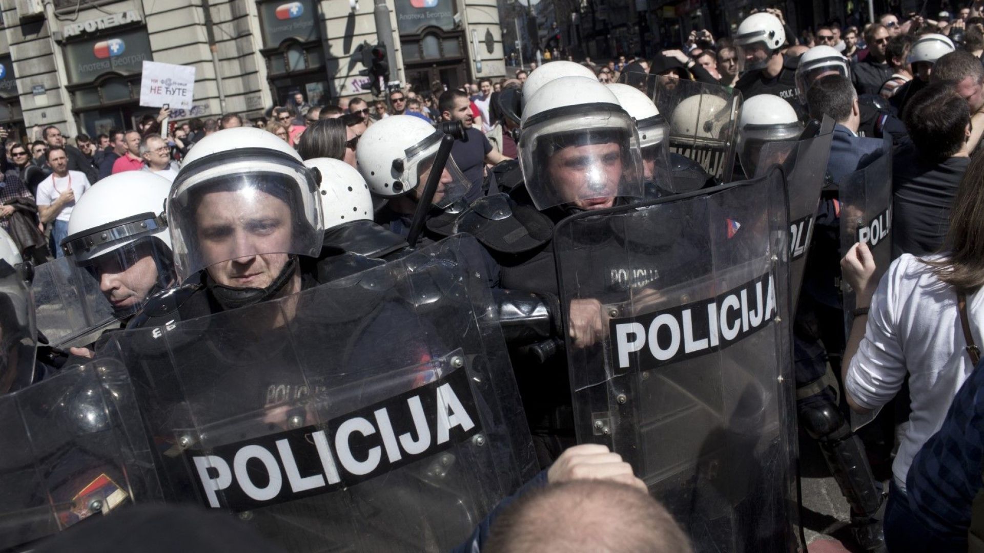 Демонстрантите в Белград направиха жива верига около сградата на президентството