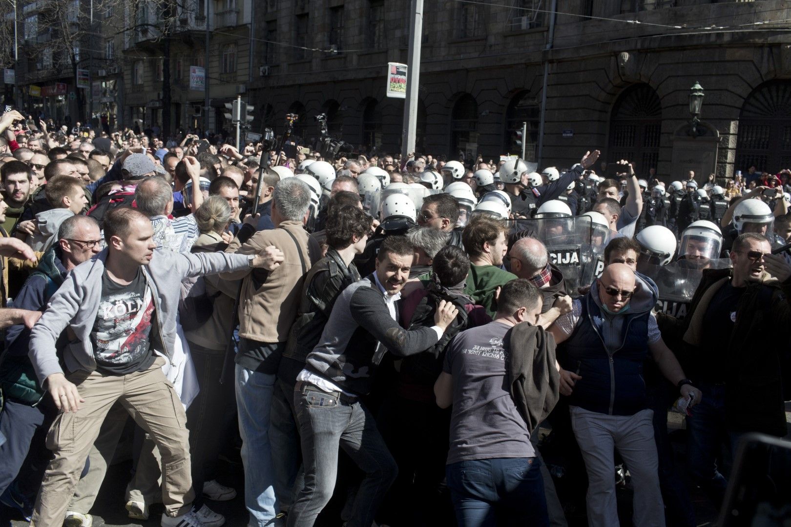 Тълпата се опитва да пробие полицейския кордон