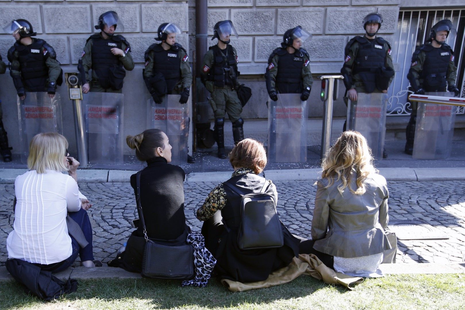 Момиета насдали пред полицейския кордон около президентството