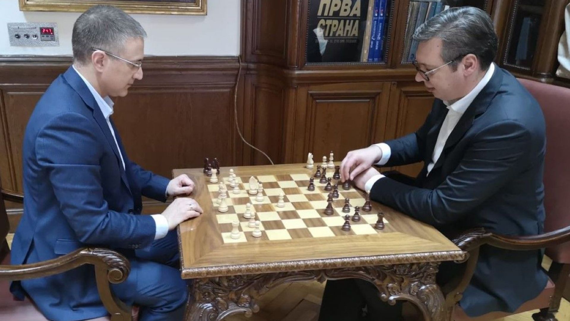 За "кратка почивка": Вучич и Стефанович играят шах в блокираното президентство