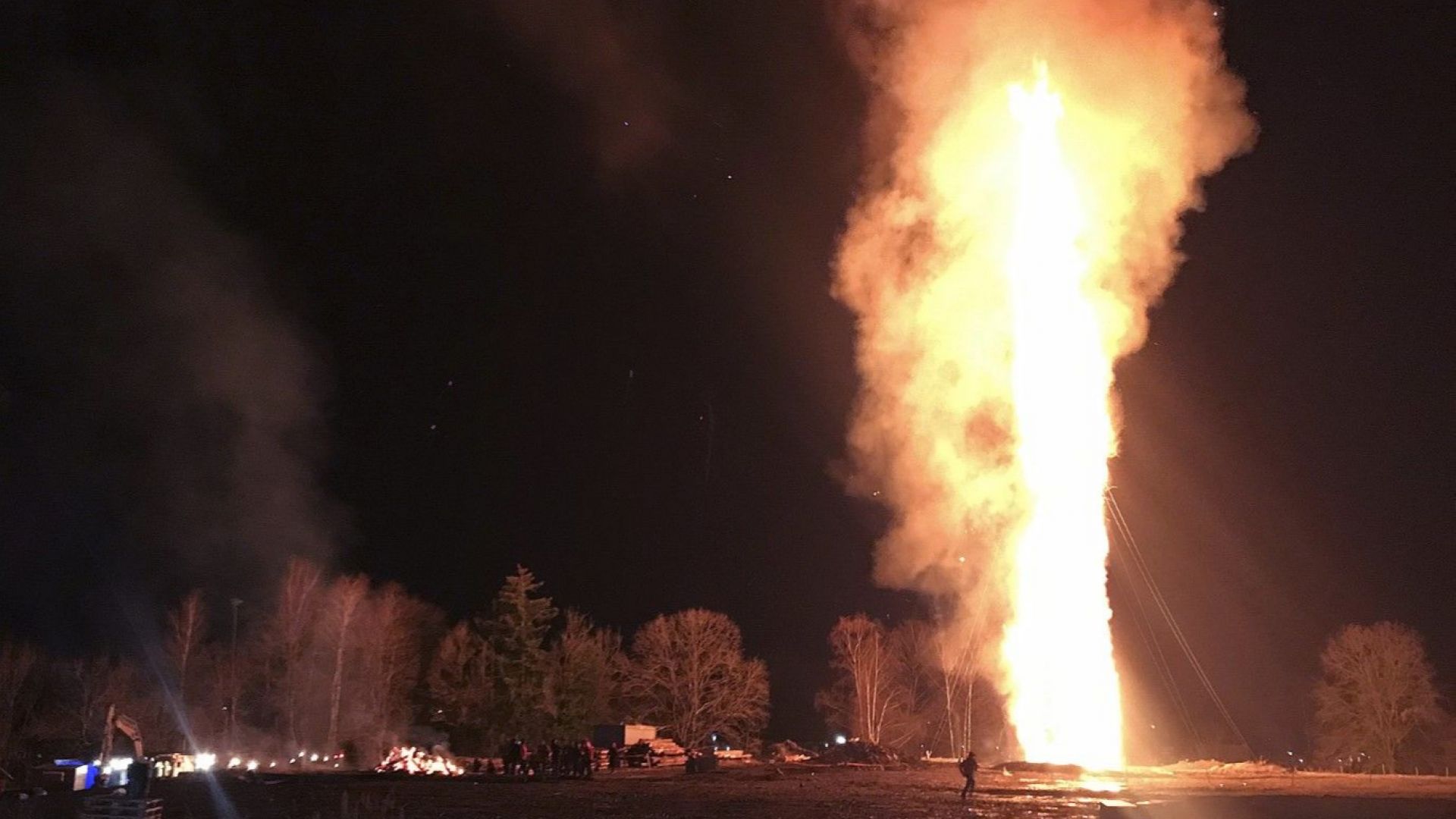 Жители на австрийския град Лустенау запалиха най високия огън на открито