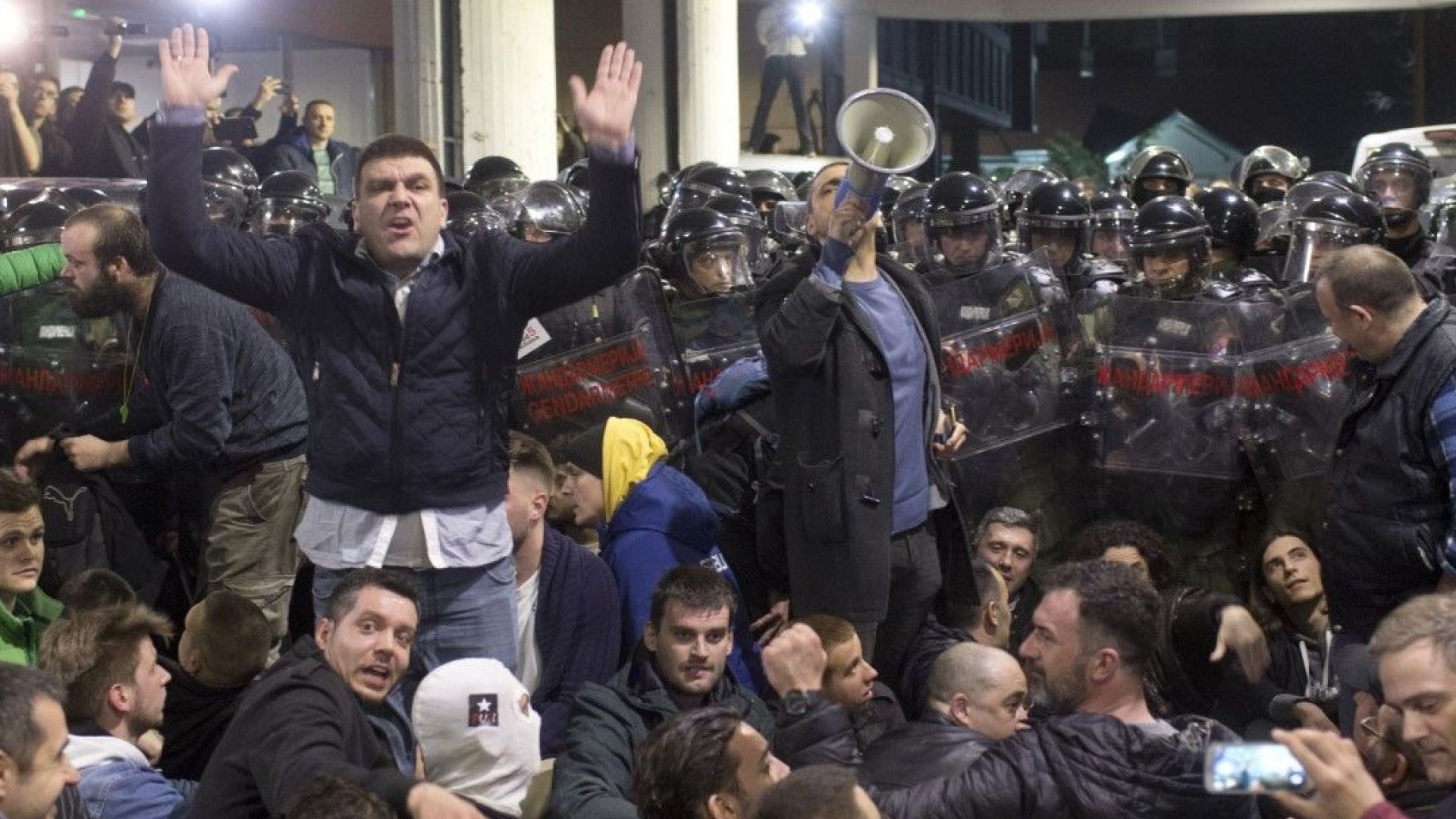 Група демонстранти водени от лидерите на опозиционния Съюз за Сърбия