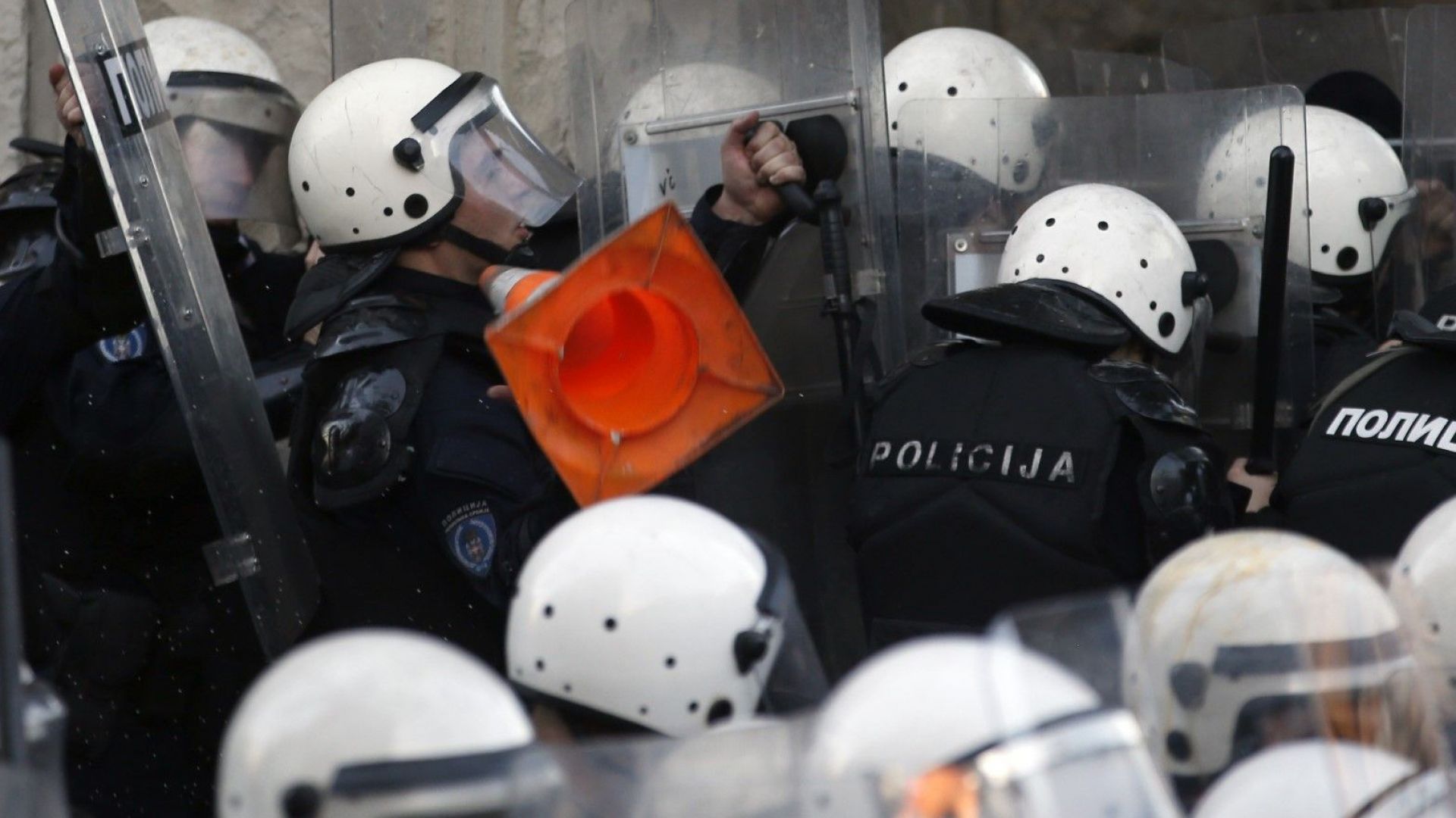 Протестиращите "освободиха" Вучич, гневът се обърна към полицията