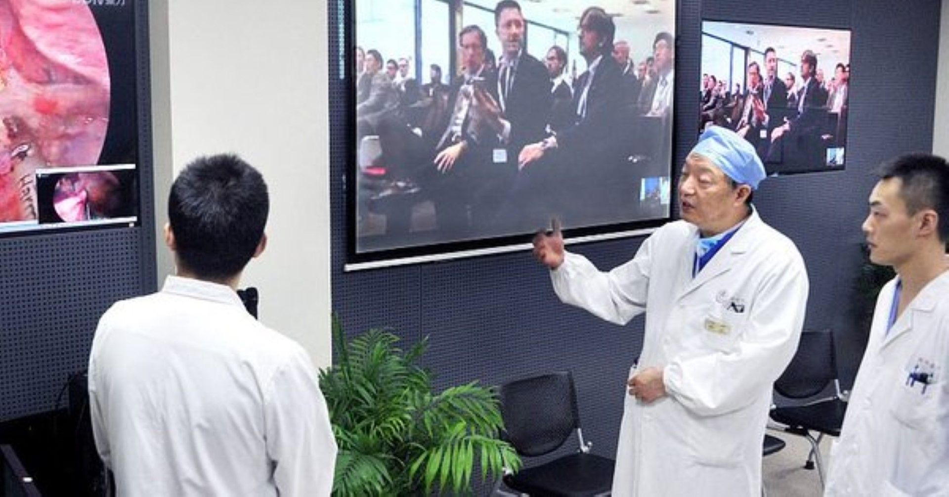 Д-р Линг Джъпей дистанционно е имплантирал невротрансмитер в мозъка на пациента