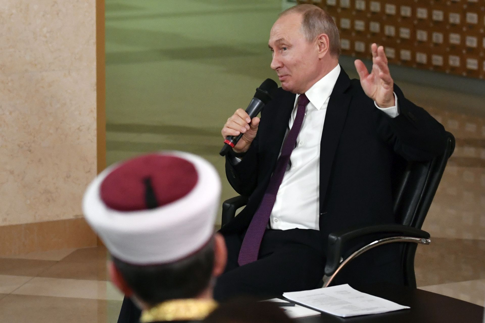 Путин говори с местните жители в Симферопол, Крим