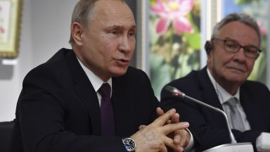 Путин в Крим: Онези, които наложиха санкции, не разбират принципа на демокрацията