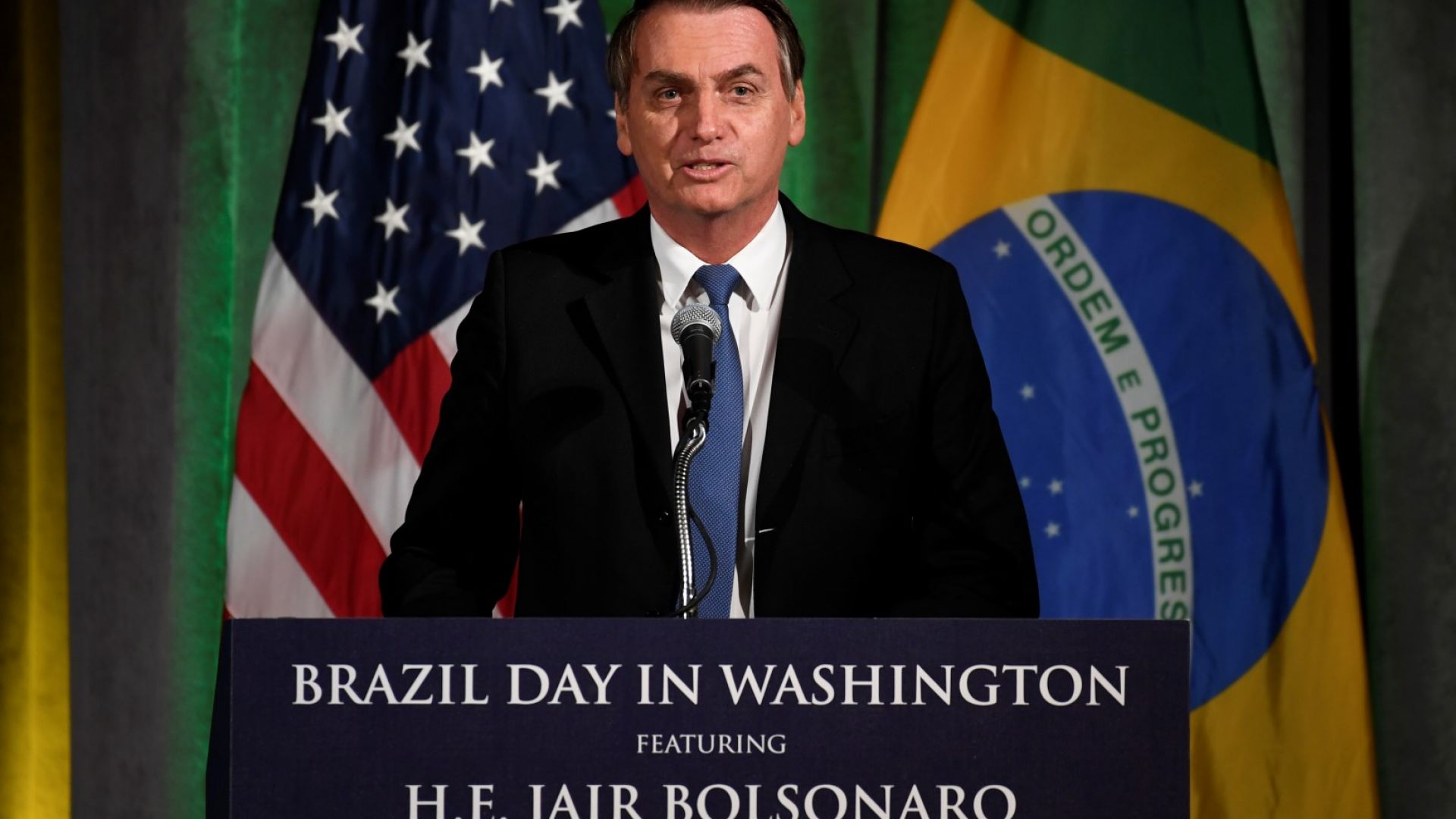 Бразилският президент Жаир Болсонаро подписа във Вашингтон споразумение което ще