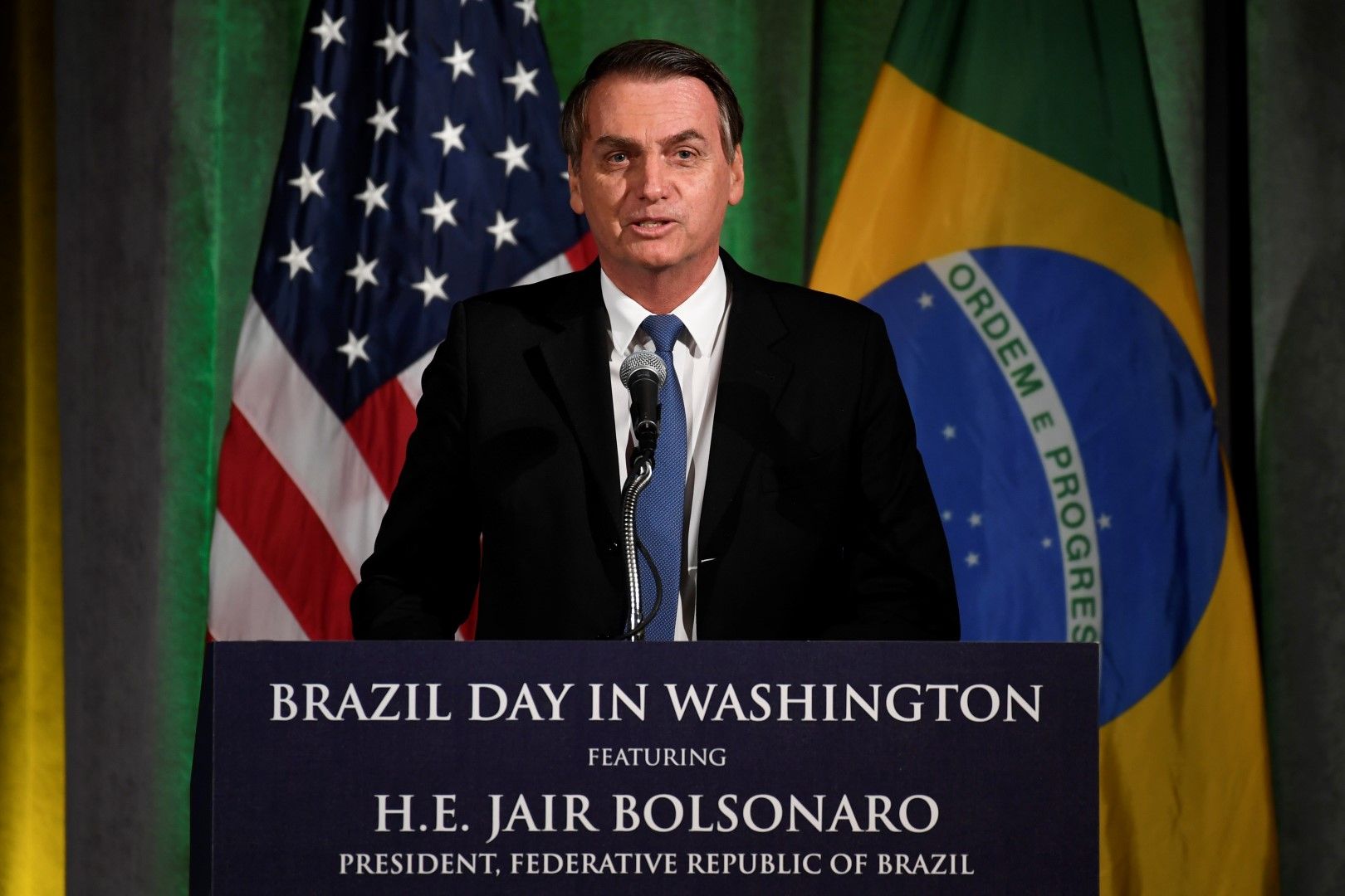 Жаир Болсонаро подписа споразумение във Вашингтон