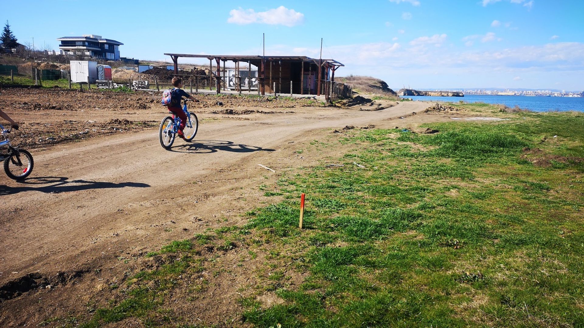 Общинските геодезисти изчислиха точното местоположение и трасираха бъдещата крайбрежна алея