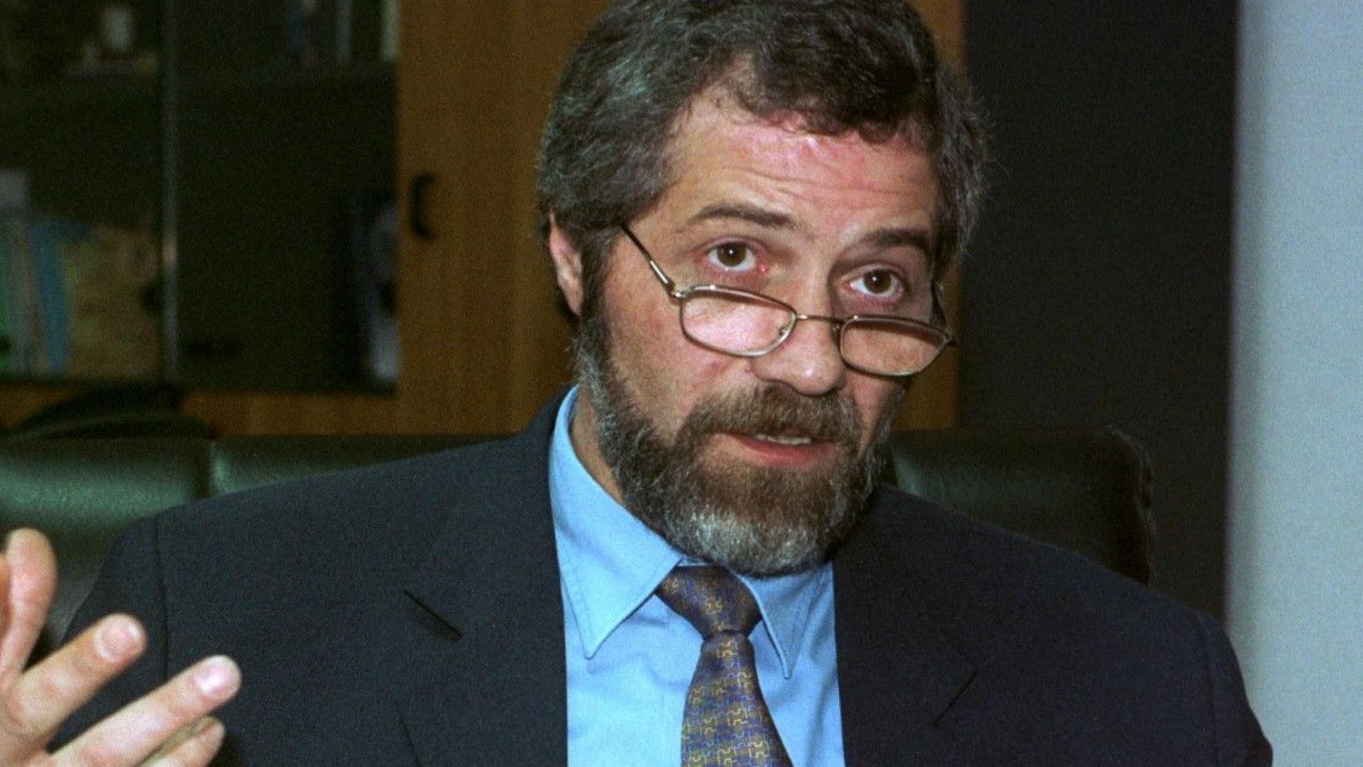 Поклонението пред тленните останки на бившия министър на образованието доцент