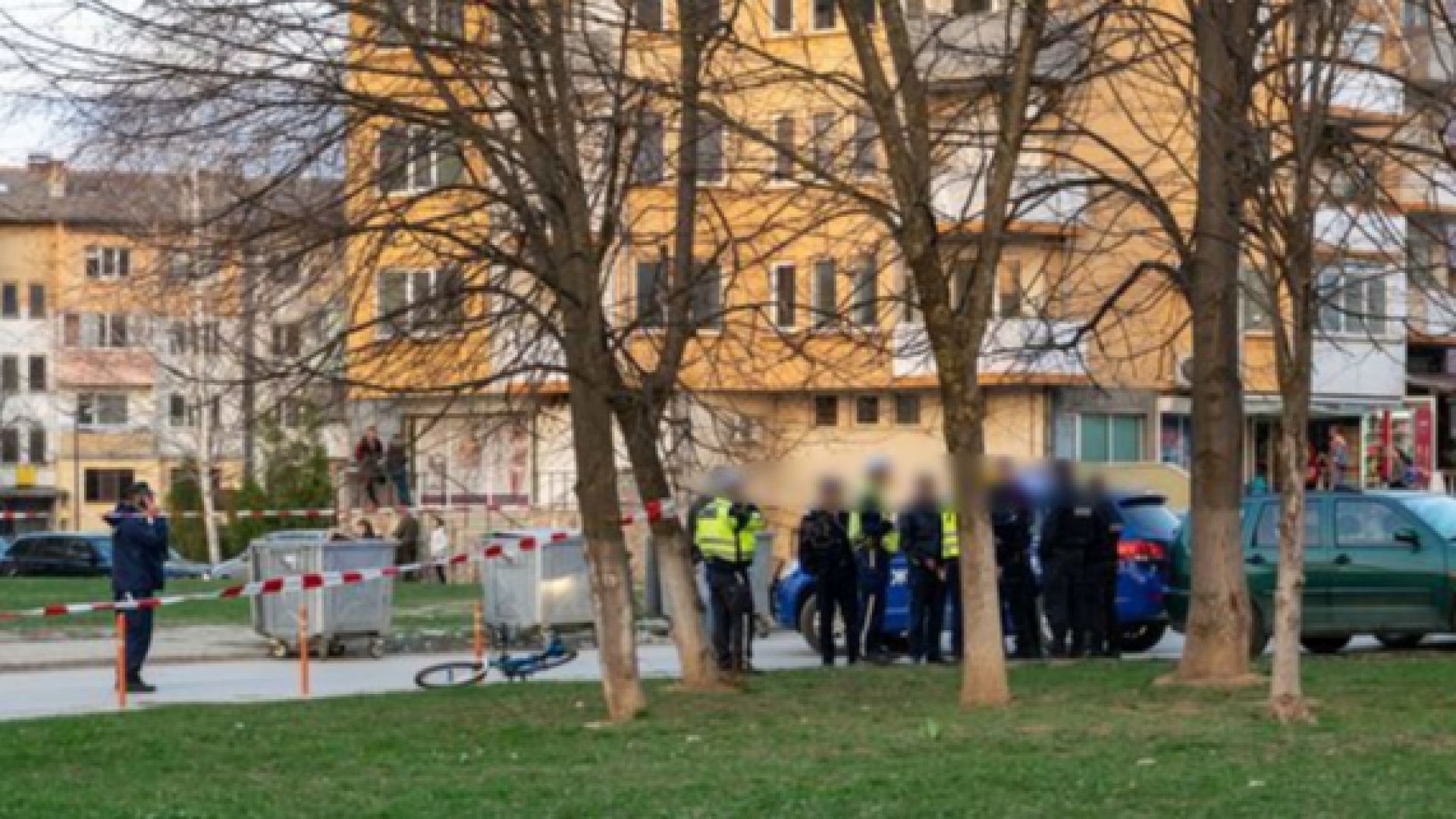 Ботевград под полицейска блокада - мъж уби жена си на улицата (обновена/снимки)