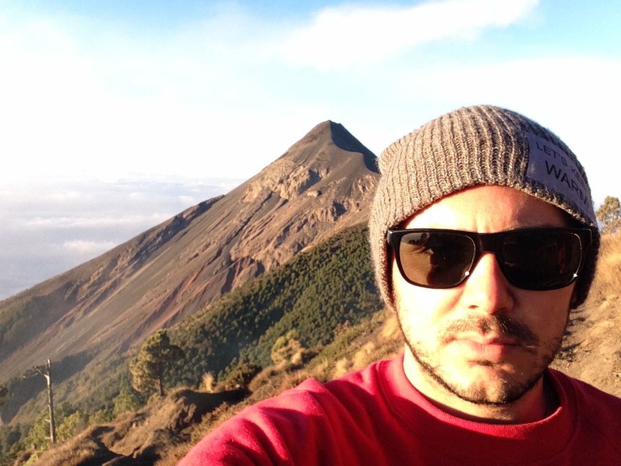 Вулканът Акатенанго в Гватемала. Зад мен е вулканът Ел Фуего.