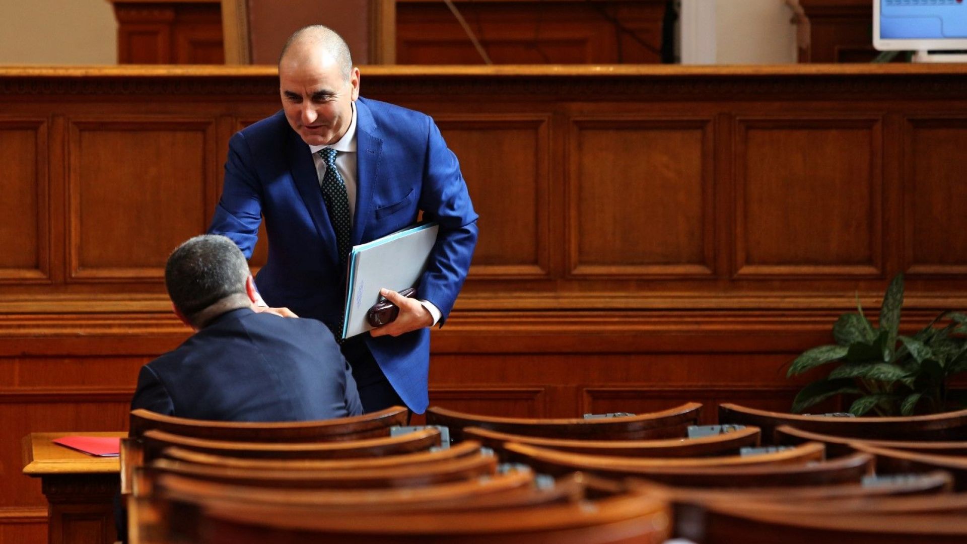 Председателят на ПГ на ГЕРБ Цветан Цветанов и зам председателят на БСП