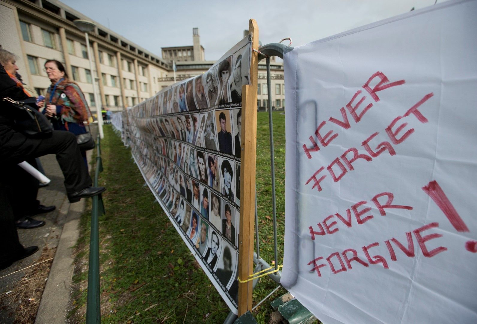Пред съда в Хага; снимки на загинали и изчезнали хора в Босна