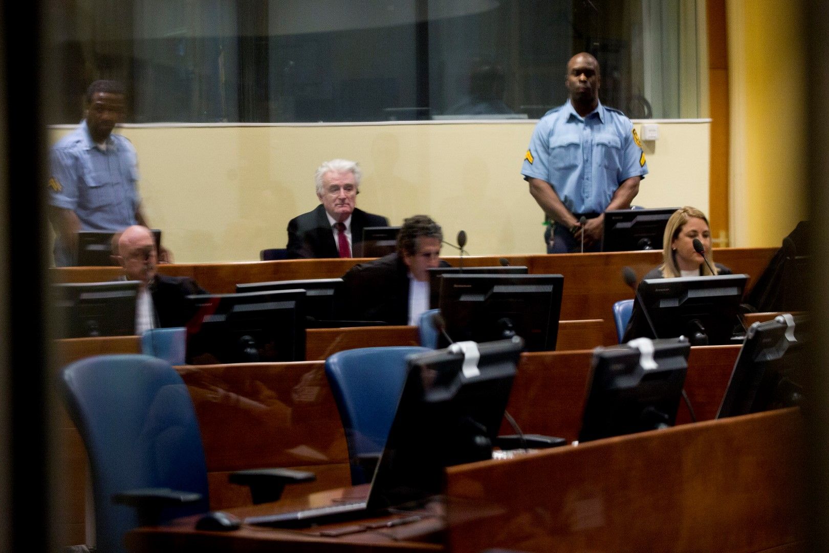 Радован Караджич в съдебната зала в Хага