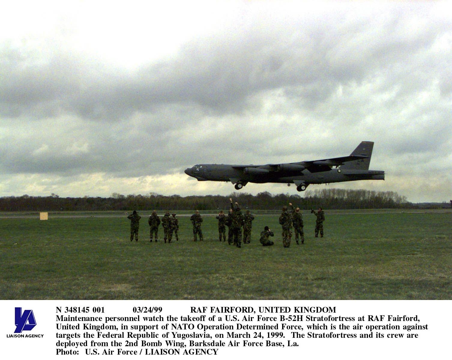 24 март 1999 г.: Американски стратегически бомбардировач B-52H излита за въздушната операция на НАТО над Югославия