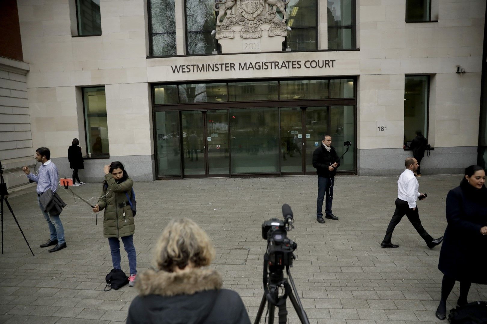 Журналисти очакват пристигането на задържания Моди в съда в Уестминстър