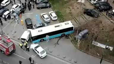 Автобус помете коли и хора в Истанбул (видео)