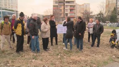 Жители на "Младост" протестират срещу застрояване на градинка