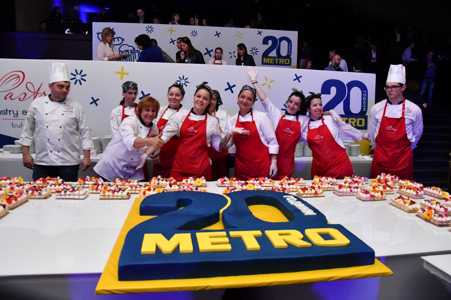 Огромна торта, изработена под формата на синьо-жълтото лого на "МЕТРО" е подготвена от сладкарите на кулинарната академия "Пастри".